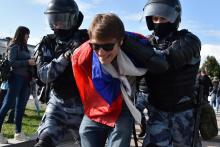 Des membres de la garde nationale russe arrêtent un participant à une manifestation non autorisée appelant à des élections libres dans le centre de Moscou le 3 août 2019