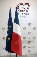 Le logo du G7 à côté du drapeau français et européen le 20 août 2019 au Poste de Commandement Interministeriel à Biarritz.