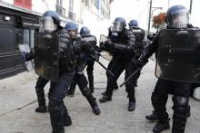Des gendarmes français s'apprêtent à intervenir lors d'une manifestation, le 24 août 2019 à Bayonne, dans le sud-ouest de la France