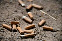 Le maire d'une commune forestière de Gironde a pris un arrêté municipal interdisant de fumer en voiture si elle n'est pas équipée de cendrier, tandis qu'une sénatrice a réclamé au gouvernement le reto
