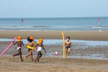 Des enfants jouent sur la plage de Deauville lors des "journées des oubliés des vacances", le 21 août 2019.