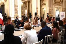 Emmanuel Macron lors d'une rencontre avec les représentants du Conseil consultatif du G7 pour l'égalité entre les femmes et les hommes: Marlene Schiappa (G), Phumzile Mlambo-Ngcuka (3eG), Inna Shevche