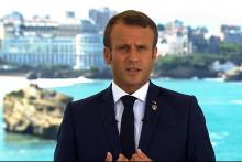 Cette photo transmise par TF1 montre le président français Emmanuel Macron s'exprimant le 24 août 2019 avant le début du G7 à Biarritz, dans le sud-ouest de la France