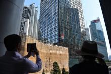 Le "Spiderman" français Alain Robert a escalé un gratte-ciel hongkongais pour y déployer une "banderole de la paix", le 16 août à Hong-Kong