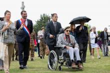 Jorge Sanjinez (C), 102 ans, vétéran péruvien du Débarquement allié en Normandie, à Ranville le 19 août 2019
