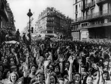 Les Parisiens descendent dans les rues le 25 août 1944 crier leur joie et leur reconnaissance à ceux qui les ont aidés