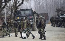 Les forces de sécurité indiennes déployées sur l'autoroute à Lethpora entre Srinagar et Jammu-et-Cachemire, au lendemain de l'attentat suicide contre des paramilitaires, le 15 février 2019