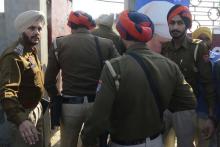 La police arrive sur les lieux de l'attaque, le 18 novembre 2018 à Amritsar, au Pendjab, en Inde