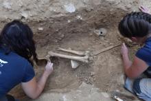 Des agents de l'Inrap découvrent des ossements d'enfants dans des tombes romaines près des vestiges du rempart de Nîmes, le 28 août 2019
