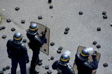 Des gendarmes participent à un exercice anti-émeute au centre d'entraînement de Saint-Astier, le 8 juin 2018 en Dordogne