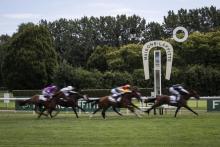 Des chevaux franchissent la ligne d'arrivée sur l'hippodrome de Maisons-Laffitte, le 4 septembre 2019 dans les Yvelines