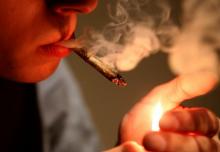 Un jeune homme fume un joint le 13 avril 2016 à Charleville-Mezieres