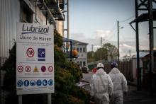 Des employés sur le site de l'usine chimique Lubrizol à Petit-Quevilly près de Roeun, le 27 septembre 2019