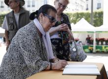 Une personne signe le livre d'or de soutien aux Balkany à Levallois-Perret, le 14 septembre 2019