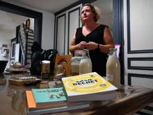 Magdalene Deleporte explique comment elle fabrique elle-même ses produits ménagers, le 16 septembre 2019 à Roubaix