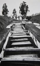Reproduction d'une photo prise à Ascq, dans le nord de la France, montrant les cercueils des victimes d'un massacre en 1944