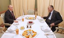 Vladimir Poutine et Jacques Chirac prennent un petit-déjeuner dans un hôtel parisien, en novembre 2009