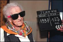 Jeanne Calment pose pour les photographes dans sa maison de retraite, le 20 février 1997 à Arles, à la veille de son 122e anniversaire