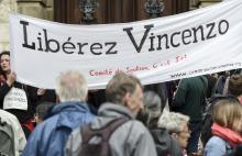 Une bannière où l'on peut lire "Libérez Vincenzo" est déployée devant le tribunal de Rennes, le 14 août 2019