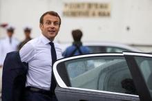 Le président Emmanuel Macron monte dans une voiture après avoir atterri à l'aéroport de Saint-Denis de la Réunion le 23 octobre 2019 à La Réunion, dans le cadre d'un voyage de quatre jours dans l'île 