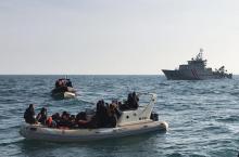 Photo diffusée le 18 février 2019 par la Société nationale de Sauvetage en mer de migrants à bord d'un bateau semi-rigide tentant de traverser la Manche pour rejoindre la Grande-Bretagne