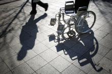 Un collectif de 55 associations défendant les droits des personnes handicapées exprime son "refus" que l'allocation pour adultes handicapés (AAH) soit intégrée dans le futur "revenu universel d'activi