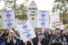 Manifestation à La Roche-sur-Yon (Vendée) pour s'opposer à un projet de port de plaisance à Brétignolles-sur-mer dont ils critiquent l'impact sur l'environnement, le 19 octobre 2019