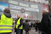 Des "gilets jaunes" se sont joints le 5 octobre 2019 à Paris à une action du groupe Extinction Rezbellion au centre commercial Italie2