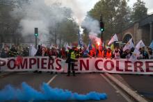 Des pompiers manifestent place de la Nation à Paris, le 15 octobre 2019