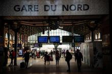 Des voyageurs à la Gare du Nord, le 24 avril 2018 à Paris lors d'un mouvement de grève des cheminots