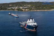 Photo de la Marine nationale illustrant le dégagement du cargo Rhodanus, le 18 octobre 2019