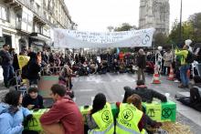 Des militants du mouvement écologiste Extinction Rebellion (XR) bloquent la rue de Rivoli, le 10 octobre 2019 à Paris