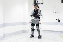 Explication d'une nouvelle technologie médicale qui permet à un homme français paralysé de marcher et bouger ses bras