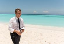 Le président français Emmanuel Macron sur une plage déserte de Grande Glorieuse, dans l'archipel des îles Eparses situé dans le canal du Mozambique, entre Madagascar et l'Afrique, le 23 octobre 2019