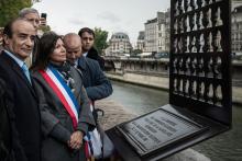 La maire de Paris Anne Hidalgo inaugure une stèle commémorative aux victimes algériennes du 17 octobre 1961