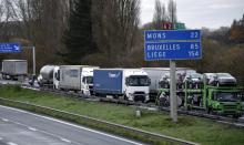 Des routiers organisent le 28 novembre 2019, près de Saint-Aybert, un blocage sur l'autoroute à la frontière belge pour protester contre la hausse d'une taxe sur le gazole