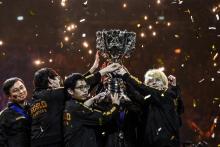 L'équipe chinoise FPX remporte à Paris la finale des Championnats du monde du jeu vidéo League of Legends, le 10 novembre 2019