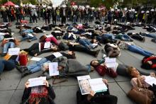 Des dizaines de femmes allongées sur le pavé manifestent contre les violences faites aux femmes, place de la République à Paris le 19 octobre 2019
