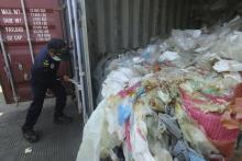 Un conteneur de déchets plastique illégalement importés est ouvert en Indonésie en juillet 2019. Le pays en renvoie de plus en plus vers l'Europe
