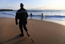 Des gendarmes sur la plage de Guidel dans le Morbihan le 15 novembre 2019