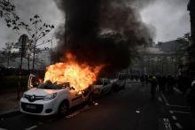 Une voiture incendiée Place d'Italie à Paris, le 16 novembre 2019, lors d'une marche organisée par les gilets jaunes pour marquer le 1er anniversaire du mouvement