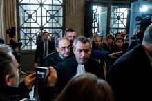 Le cardinal français Philippe Barbarin (C) arrive à l'audience de son procès en appel à Lyon le 28 novembre 2019
