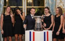 (g-d) Pauline Parmentier, Caroline Garcia, Alizé Cornet et Fiona Ferro avec le président Emmanuel Macron lors d'une réception à l'Elysée pour la victoire de l'équipe de France en Fed Cup dimanche en A