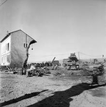 Maison éventrée à Fréjus le 5 décembre 1959, après la rupture du barrage du Malpasset
