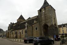 La cathédrale Sainte-Marie à Oloron-Sainte-Marie, près de Pau, dont la porte de a été enfoncé à la voiture-bélier pour y dérober une partie de son trésor, le 4 novembre 2019