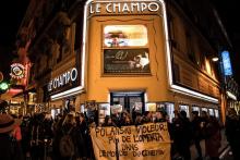 Des manifestants accusent le réalisateur Roman Polanski d'être un violeur devant un cinéma où devait être projeté son nouveau film en avant-première, le 12 novembre 2019 à Paris