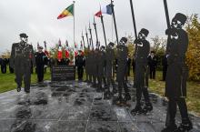 La stèle représente le général de Gaulle passant en revue les troupes africaines à Brazzaville, "capitale" de la France libre, en 1940. Elle a été inaugurée à Verquin (Pas-de-Calais), le 15 novembre 2