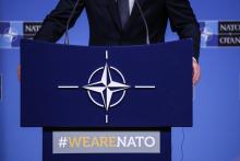 Le logo de l'OTAN sur le pupitre du secrétaire général Jens Stoltenberg, lors d'une conférence de presse le 23 octobre 2019 à Bruxelles