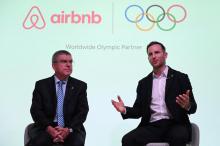 Le président du Comité international olympique Thomas Bach (à gauche) et le cofondateur d'Airbnb Joe Gebbia lors de l'annonce du partenariat entre CIO et le géant de la location de logements entre par