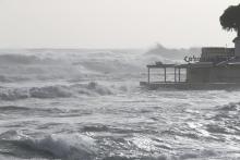 Restaurant de plage balayé par les vagues à Ajaccio le 22 décembre 2019